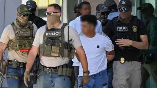 No es solo el ICE: esta es la agencia silenciosa que también participa en las redadas contra migrantes y tiene el respaldo de Trump