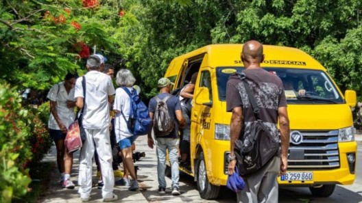 ¿Transporte para todos? Quejas y confusión marcan primeros días de los nuevos microbuses