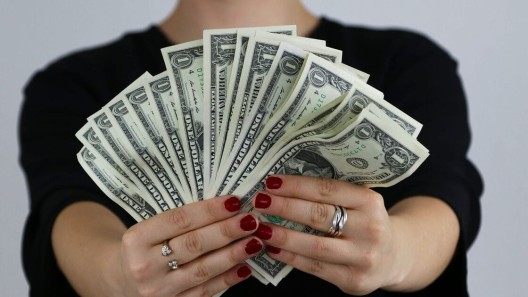 Precio del dólar a un paso de los 400 pesos: Aumenta la presión sobre el peso cubano en el mercado informal