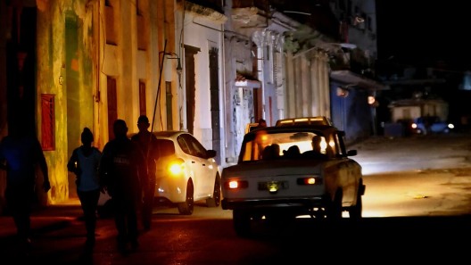 Cuba continúa con apagones masivos: déficit energético supera los 1600 MW