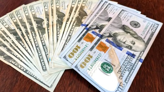 El euro alcanza un nuevo récord de 525 pesos y el dólar sube a 472 en el mercado informal cubano