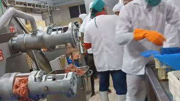 Inauguran planta para producir picadillo con huesos y restos de matanza