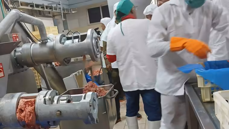 Inauguran planta para producir picadillo con huesos y restos de matanza