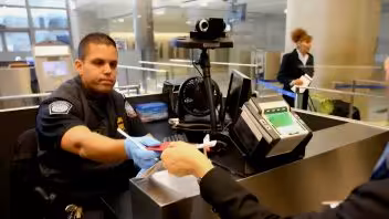 USCIS permite tramitar online el reingreso a Estados Unidos