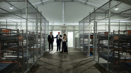 Florida cierra el polémico centro migratorio Alligator Alcatraz que costó más de $1,200 millones