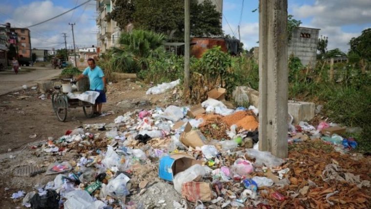 Municipio Plaza impone tarifa obligatoria de 500 CUP mensuales por la recogida de basura en El Vedado