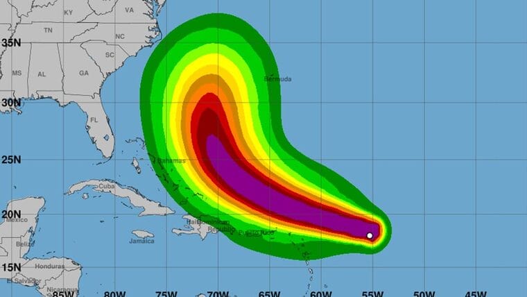 Huracán Erin se fortalece y avanza hacia el oeste-noroeste en el Atlántico