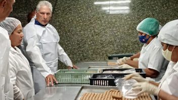 Díaz-Canel inspecciona fábrica de croquetas en Las Tunas, pero cubanos reclaman visitas a barrios olvidados