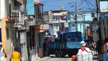 Camión cargado de ataúdes choca contra una vivienda en Regla, La Habana