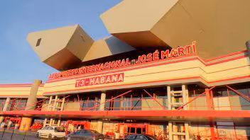 Rotura de tubería cierra por horas la Terminal 3 del aeropuerto de La Habana