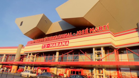 Rotura de tubería cierra por horas la Terminal 3 del aeropuerto de La Habana