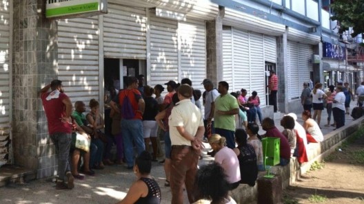 Colas nocturnas, aglomeraciones y cajeros vacíos: la imposibilidad de extraer efectivo en Cuba