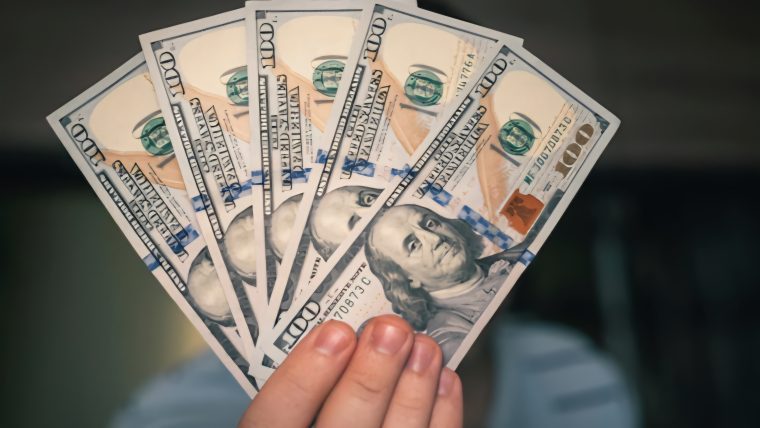 Precio del dólar alcanza un nuevo récord sobre los 400 pesos. Aumento generalizado hoy en las tasas de cambio