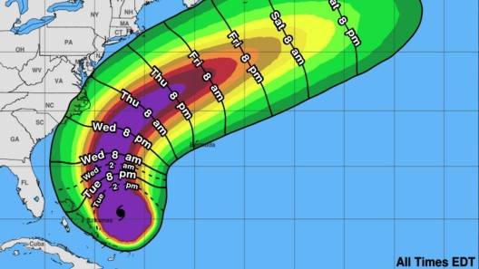 Huracán Erin avanza hacia la costa este de Estados Unidos con marejada ciclónica y fuertes corrientes