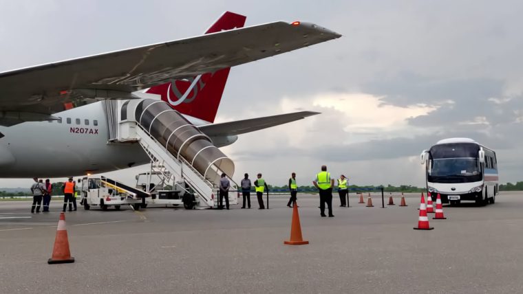 Nuevo vuelo con 161 migrantes cubanos repatriados desde Estados Unidos