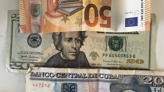 Leve caída del precio del dólar en el mercado informal de Cuba hoy. Tasas oficiales