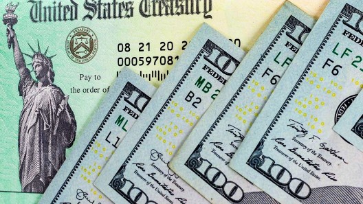 Un cheque de estímulo de $1,390 dólares en agosto de 2025