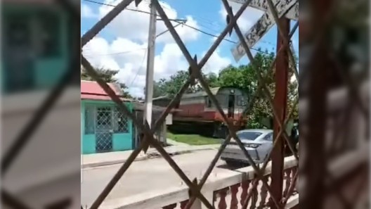Video capta choque entre tren y auto de turismo en San Cristóbal, Artemisa
