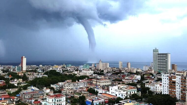 Reportan avistamiento de tromba marina próxima al Malecón de La Habana