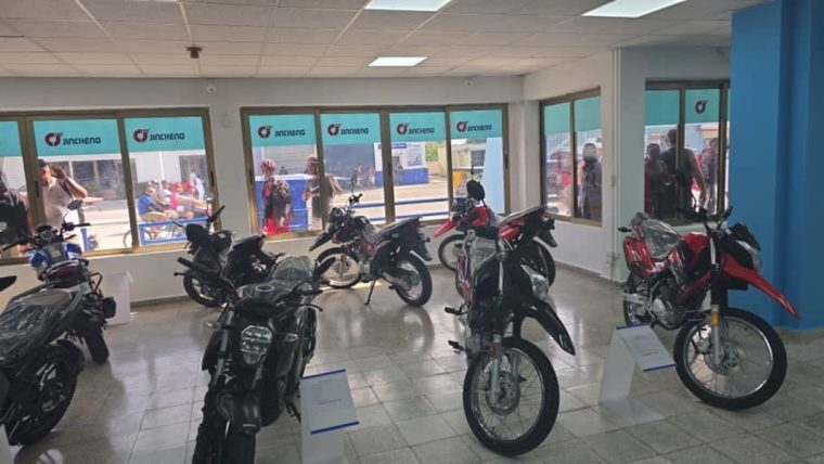 Aunque superan los 2000 dólares, las motos en Cuba no alcanzan