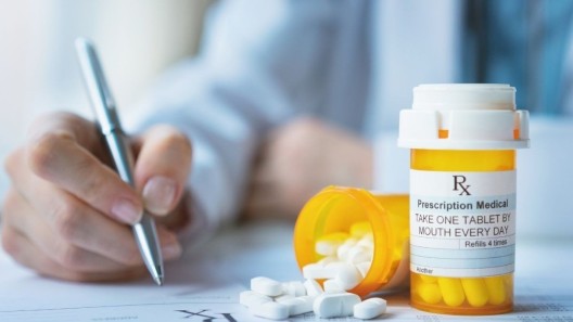 ¿Sin seguro médico? Así puedes acceder a recetas y ahorrar cientos de dólares al año