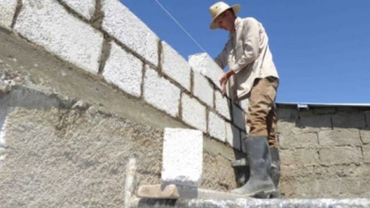 ¿15 meses de salario por una pared? Polémica por el precio de los bloques en Cuba