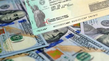 8 millones de estadounidenses recibirán cheques de estímulo por inflación en los próximos días