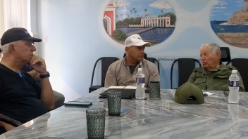 Aguas de La Habana habla de bombeos, la gente de cubos vacíos