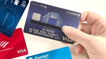 Aumento preocupante de deudas con tarjetas de crédito: El estadounidense promedio vive endeudado para sostener un nivel de vida que no pueden pagar