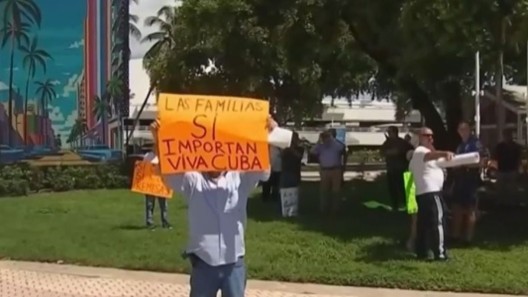 “No nos quiten el derecho”: manifestación en Miami contra posible suspensión de vuelos y remesasa Cuba