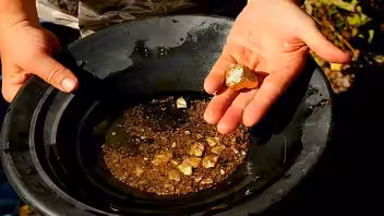 ¿Fiebre del oro en Cuba? Cada vez más cubanos buscan el mineral como vía de sustento, pese a las condenas del gobierno