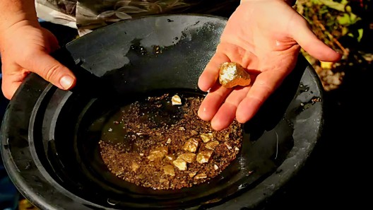 ¿Fiebre del oro en Cuba? Cada vez más cubanos buscan el mineral como vía de sustento, pese a las condenas del gobierno