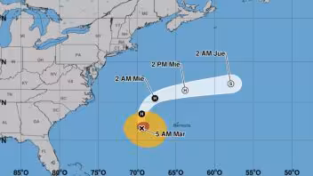 Humberto se debilita por los fuertes vientos en altura, pero sigue siendo un huracán peligroso