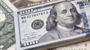 Confirman envío de cheques de estímulo de 400 dólares para millones de personas en Estados Unidos