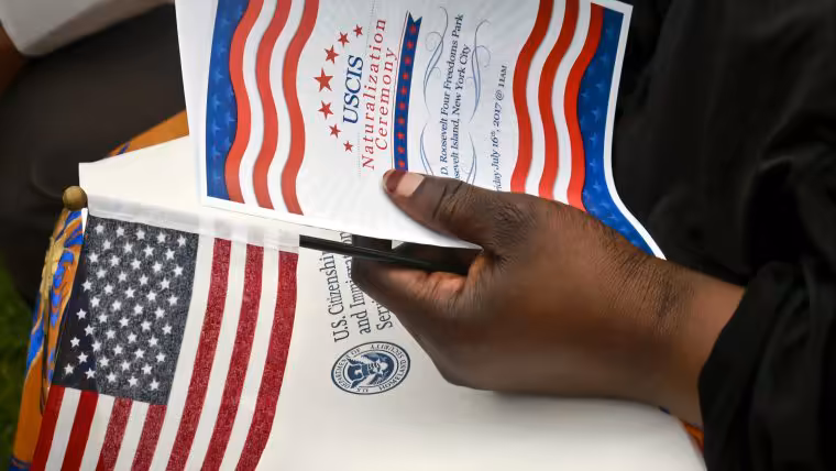 USCIS deja de aceptar cheques y giros para trámites migratorios en Estados Unidos