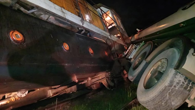 Choque entre un camión cisterna y un tren de pasajeros deja tres heridos en Camagüey