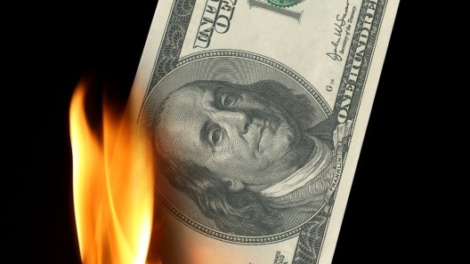 ¿Por qué sigue subiendo el dólar en Cuba y cuándo llegará a 500 pesos?