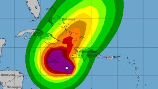 NHC de Miami advierte: Melissa se acerca al oriente de Cuba con fuertes lluvias (+ cono de trayectoria)