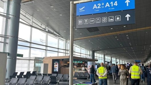 Sin salario por el cierre del gobierno: empleados del Aeropuerto de Miami hacen fila para recibir comida