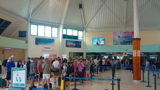 Aeropuerto cubano informa sobre cancelaciones de vuelos y medidas ante Huracán Melissa