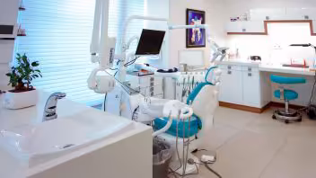 Escándalo en Florida por una clínica dental falsa. Dos hermanos detenidos