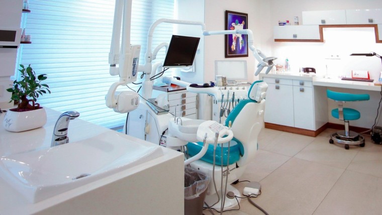 Escándalo en Florida por una clínica dental falsa. Dos hermanos detenidos