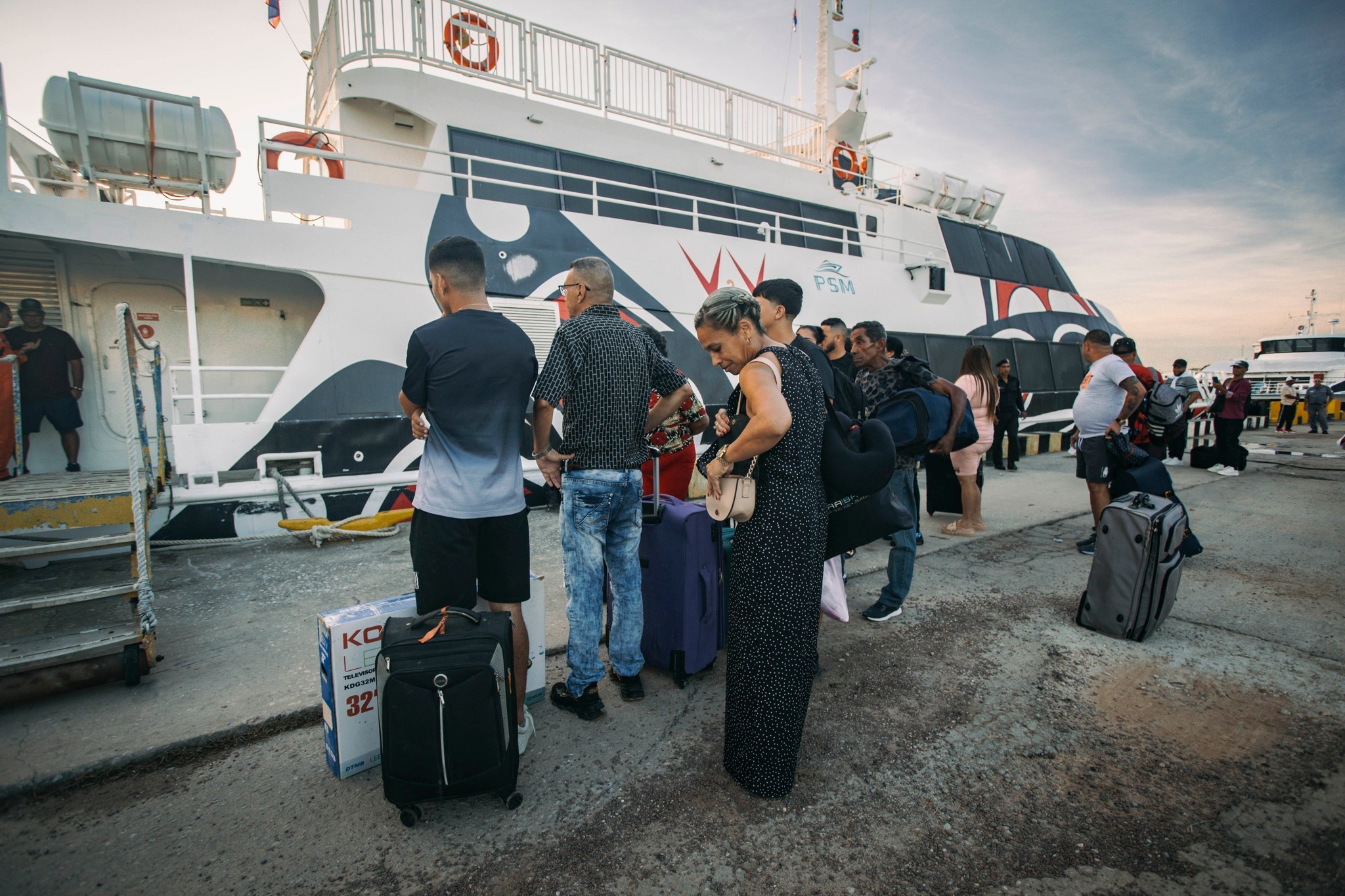 Pasajeros quedan varados más de 12 horas en Batabanó por falta de combustible para el catamarán