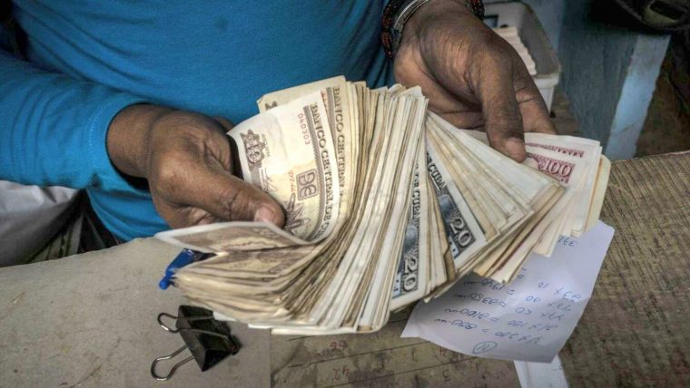 Un euro por 500 pesos. Y tú, ¿el equivalente a cuántos euros cobras al mes?