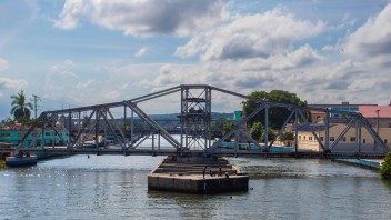 Avanza la reparación del puente ferroviario sobre el río San Juan en Matanzas