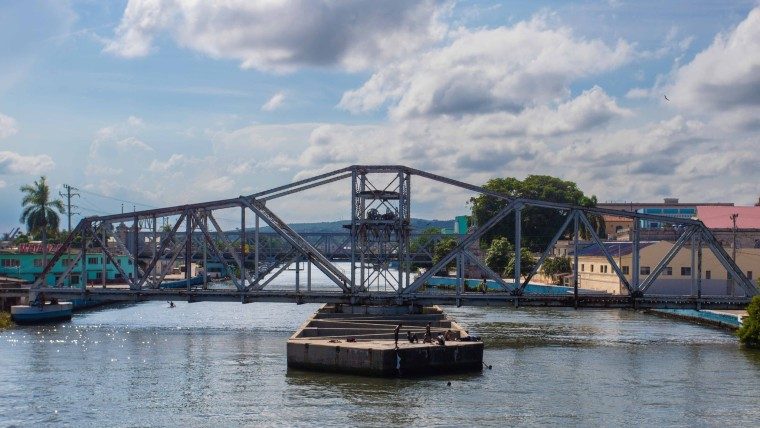 Avanza la reparación del puente ferroviario sobre el río San Juan en Matanzas