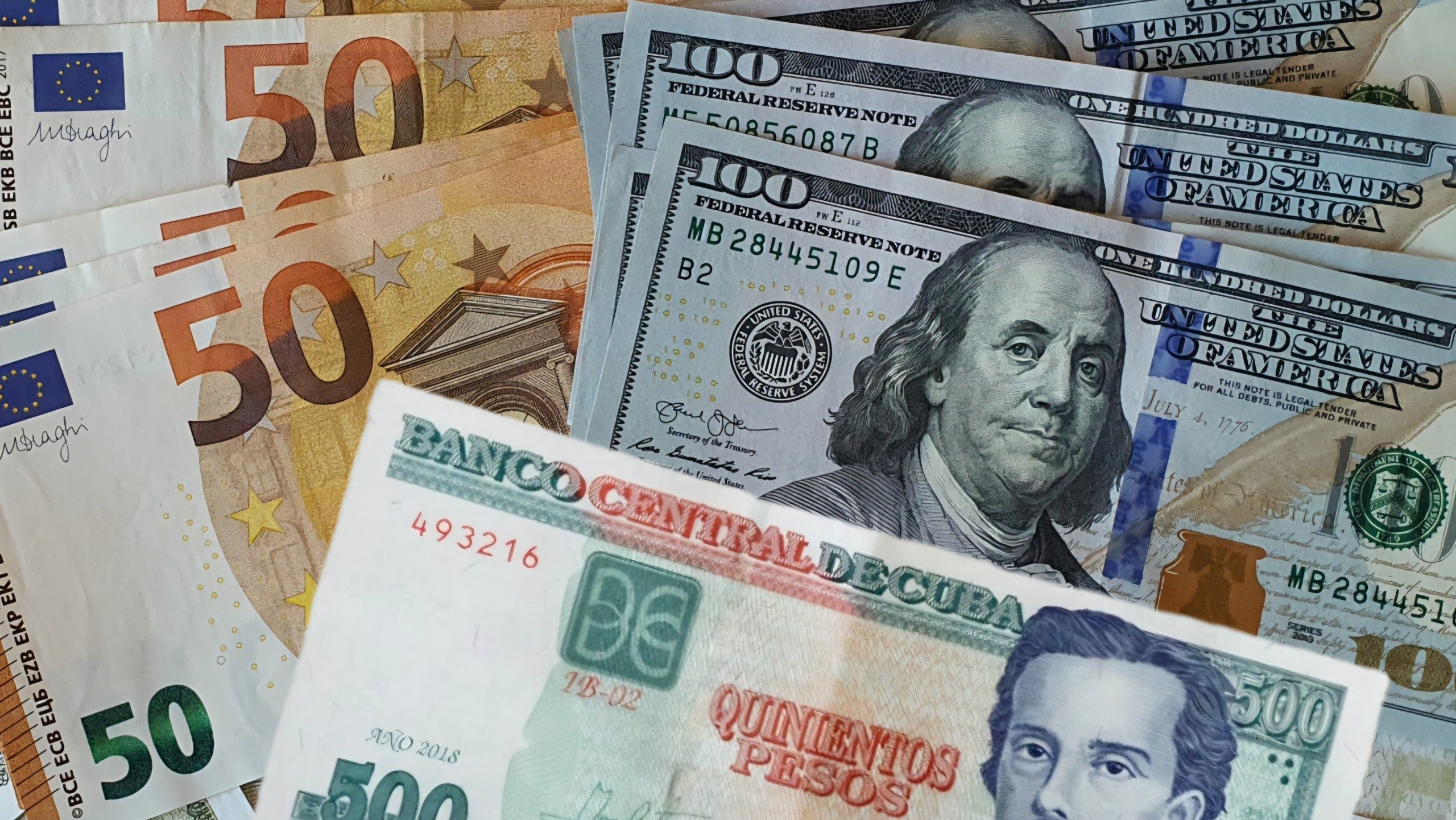 Comprar 100 dólares en Cuba ya cuesta hasta 55 000 pesos: valores en el mercado informal y oficial