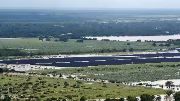 UNE asegura que ningún panel “se rompió” y anuncia incorporación gradual de parques fotovoltaicos