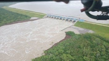 Disminuye el vertimiento de la presa Cauto del Paso, que puso en jaque a comunidades de Granma; inician reparación de compuertas