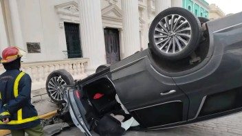 Accidente en el parque Vidal de Santa Clara deja un auto volcado frente a la Biblioteca Martí